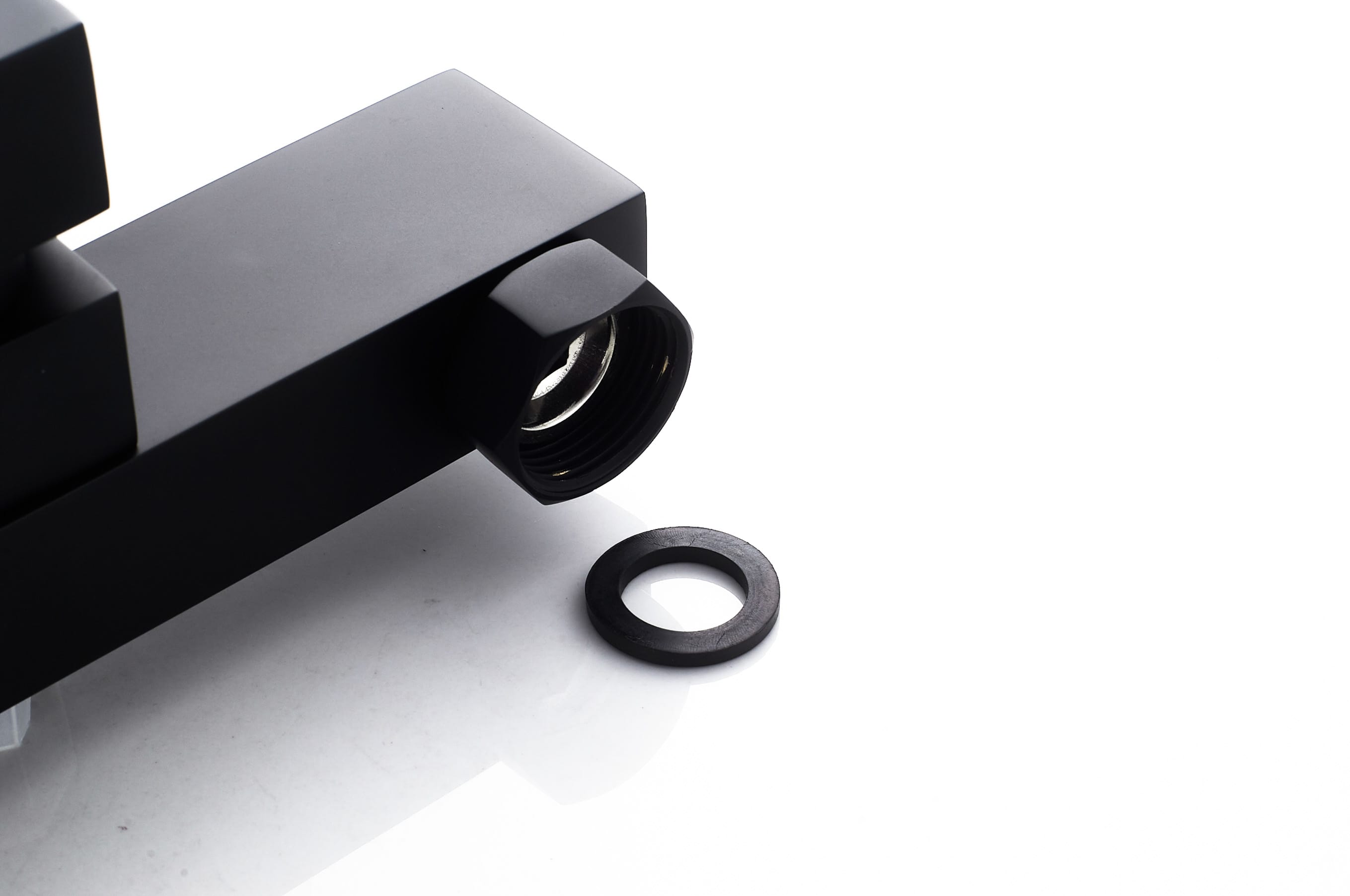 Смеситель для ванны с душем KN-22/BL