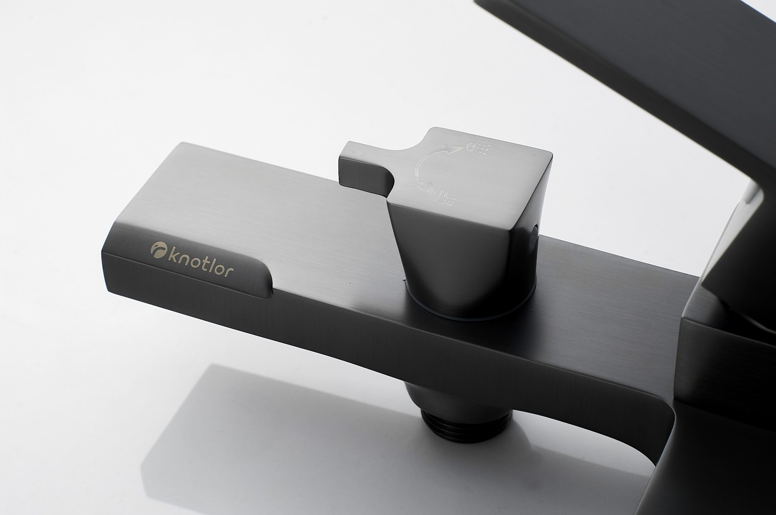 Смеситель для ванны с душем KN-22/GM